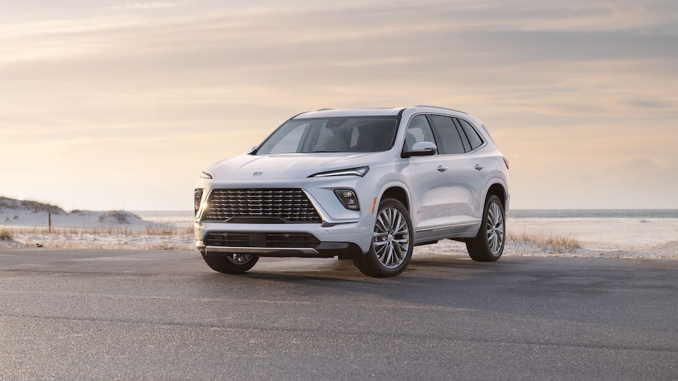 Impresionante nuevo diseño exterior de la nueva Buick Enclave 2025, con parrilla con ventilas activas eléctricas
