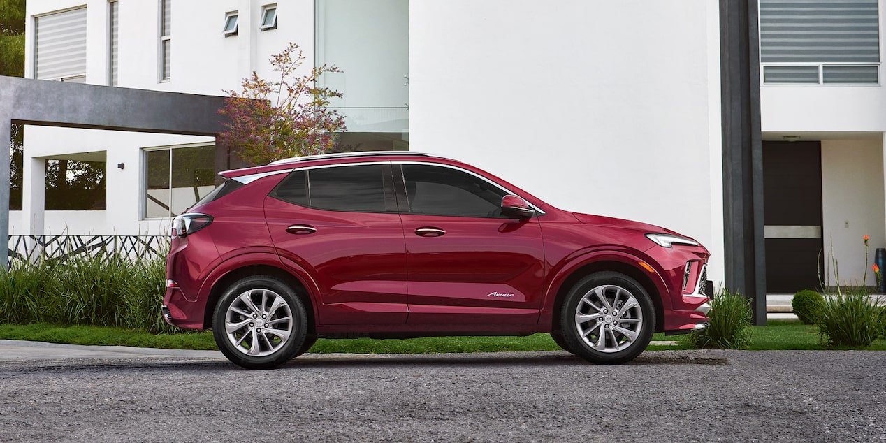 Lujoso exterior con diseño vanguardista de la nueva Buick Encore 2025, SUV compacta premium equipada con parrilla con ventilas activas