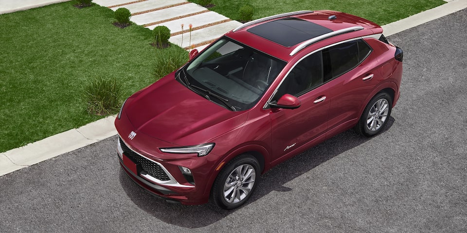 Novedoso diseño de tu Buick Encore 2025, SUV compacta premium que cuenta con rines de aluminio