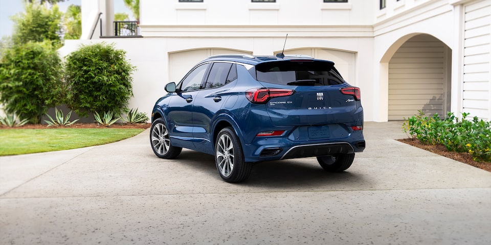 SUV compacta premium, Buick Encore 2025 con parrilla cromada negra