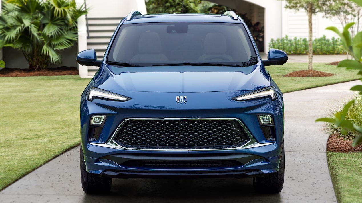 Lujoso exterior con diseño vanguardista de la nueva Buick Encore 2025, SUV compacta premium equipada con parrilla con ventilas activas
