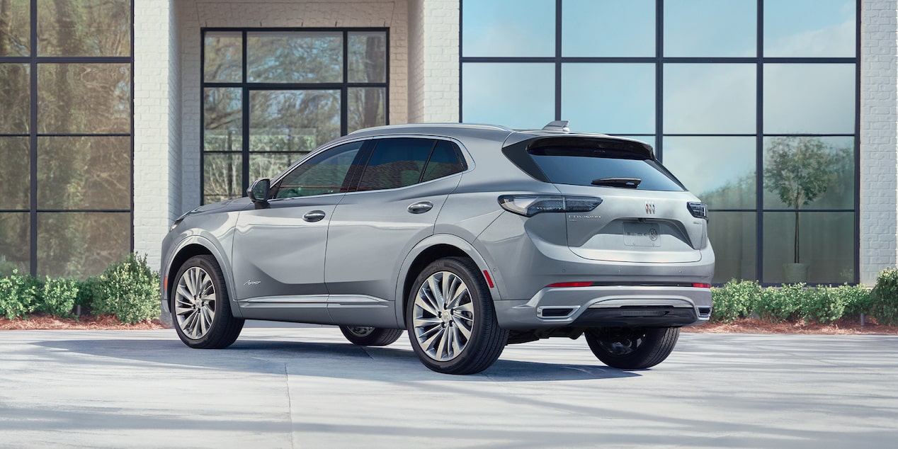 Buick Envision 2025, SUV mediana premium con rines de aluminio de 20 pulgadas que combinan a la perfección con el resto del exterior