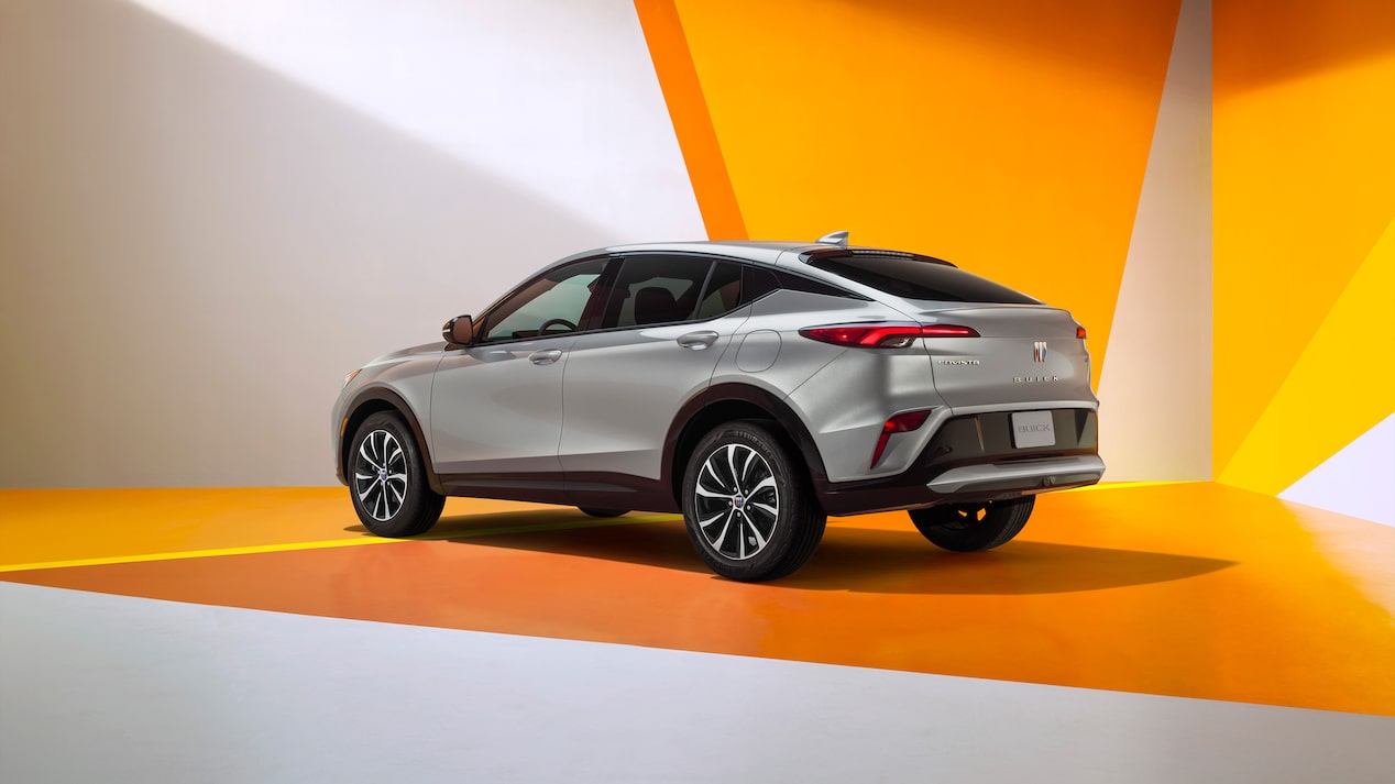 SUV premium con diseño innovador, Buick Envista 2025, equipada con indicador de apertura de puertas, asistente de detección de peatones y ciclistas frontal y más