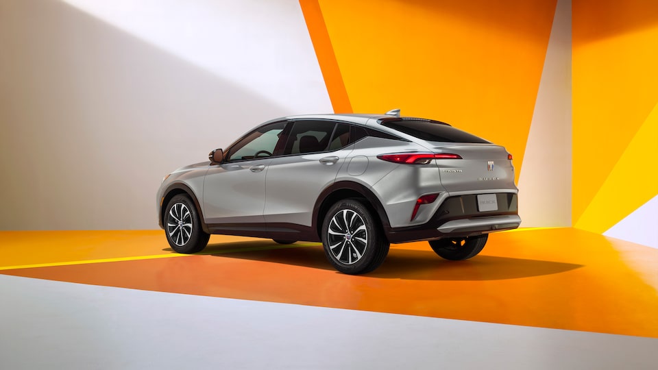 SUV premium con diseño innovador, Buick Envista 2025, equipada con indicador de apertura de puertas, asistente de detección de peatones y ciclistas frontal y más