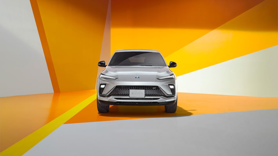 Diseño exterior deportivo con faros led, luces diurnas con secuencias de iluminación animada y rines de aluminio exclusivos para cada versión de Buick Envista 2025, SUV premium
