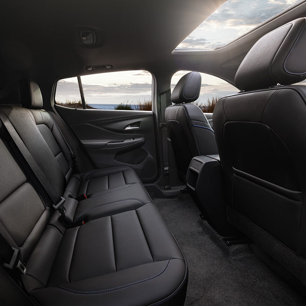 Espacio superior para la comodidad de todos los pasajeros a bordo de tu Buick Envista 2025, SUV premium