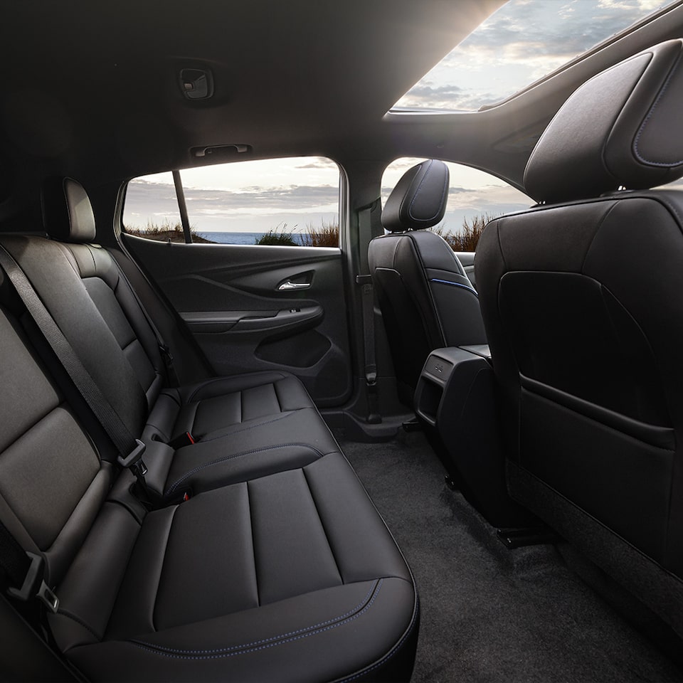 Espacio superior para la comodidad de todos los pasajeros a bordo de tu Buick Envista 2025, SUV premium
